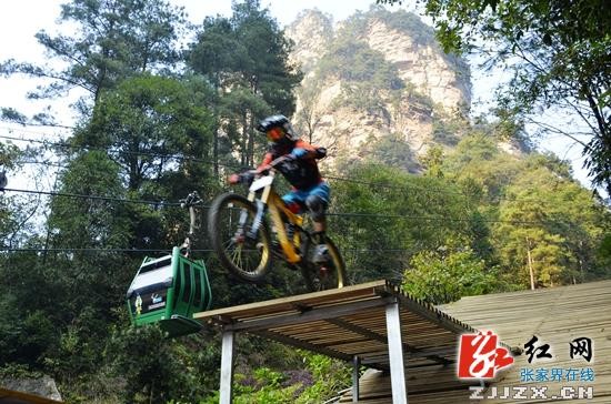 世界首條峰林極限速降賽道落戶張家界黃石寨景區