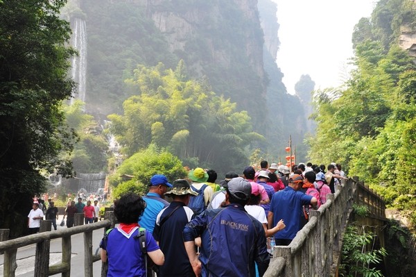 張家界寶峰湖景區(qū)推行“平安旅游”實現(xiàn)接待翻番